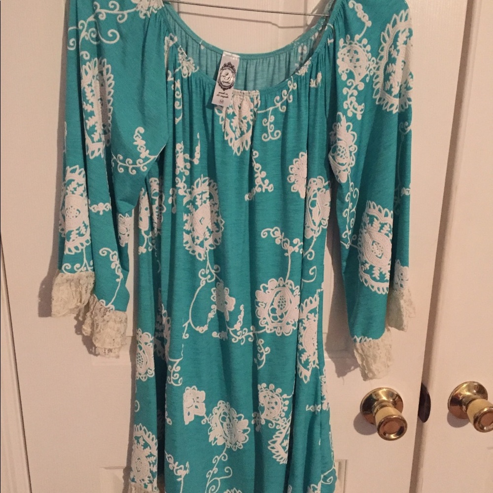 Lace sleeve tunic
